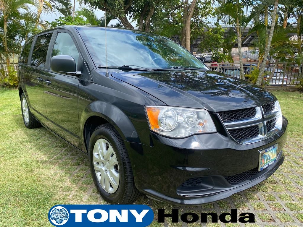 2018 Dodge Grand Caravan SE in Brilliant Black Crystal Pearlcoat — front three-quarter view