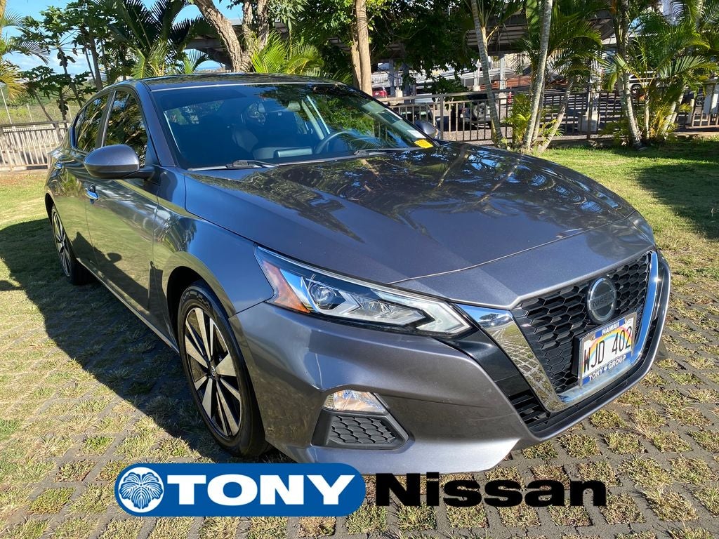 2022 Nissan Altima 2.5 SV in Gun Metallic — front three-quarter view